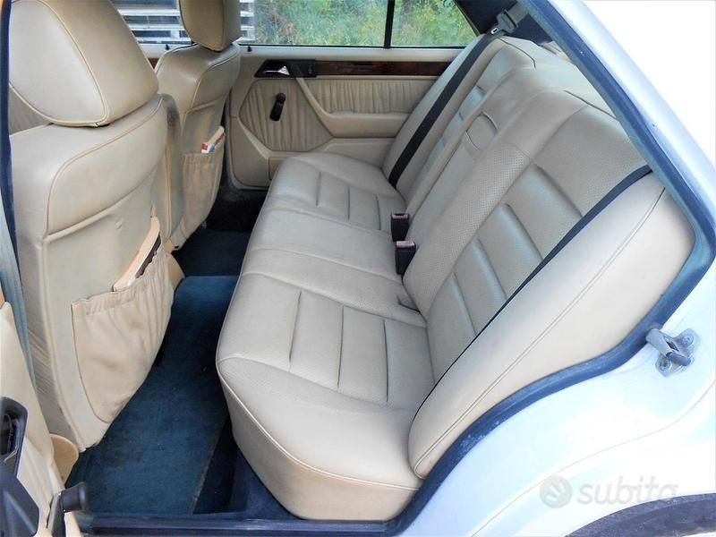 Begagnad Mercedes E200 122 HK (89 kW) 1987