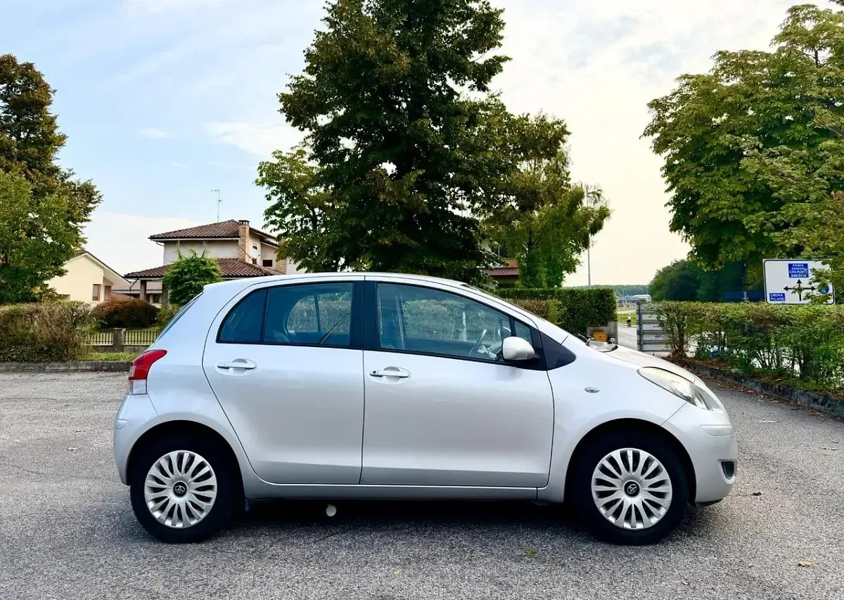 Usata Toyota Auris Active 99 CV (72 kW) 2011 Argento Utilitaria