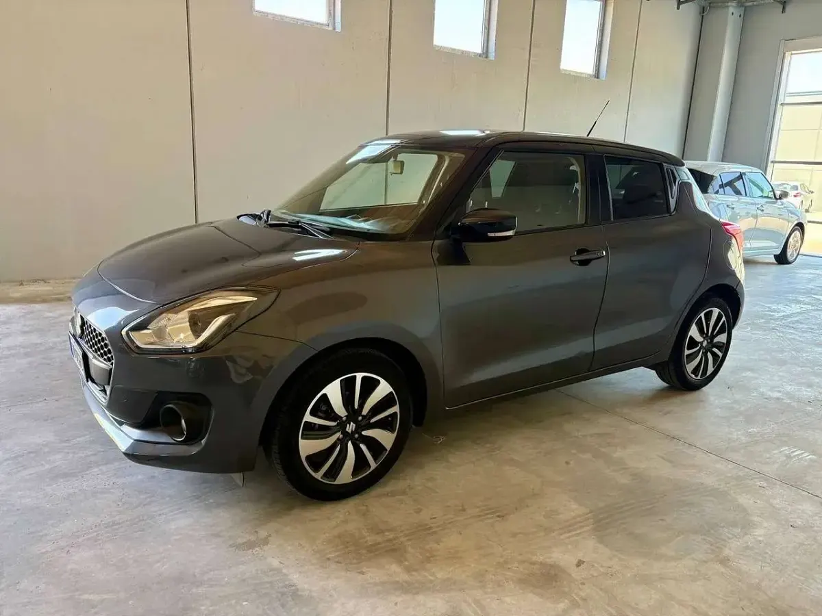 Usata Suzuki Swift 111 CV (81 kW) 2019 Grigio londra/tetto nero Utilitaria