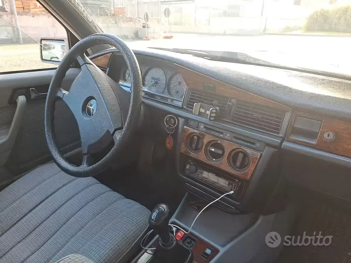 Usata Mercedes 190 122 CV (89 kW) 1987 Berlina