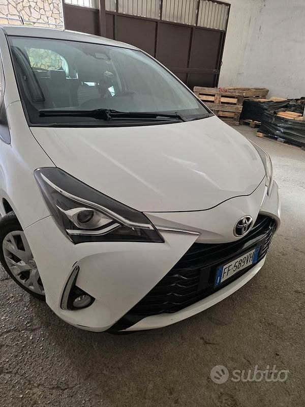 Usata Toyota Yaris Cool 90 CV (66 kW) 2018 Bianco Berlina