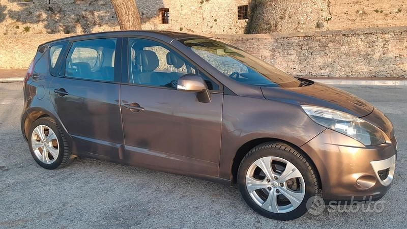 Marrone Usata 2011 Renault Scénic III Dynamique Monovolume | 4500 € (Cara) - Immagine 1/4