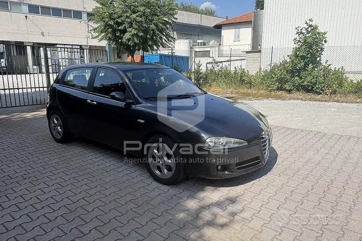 Usata Alfa Romeo 147 Distinctive 120 CV (88 kW) 2007 Nero Utilitaria