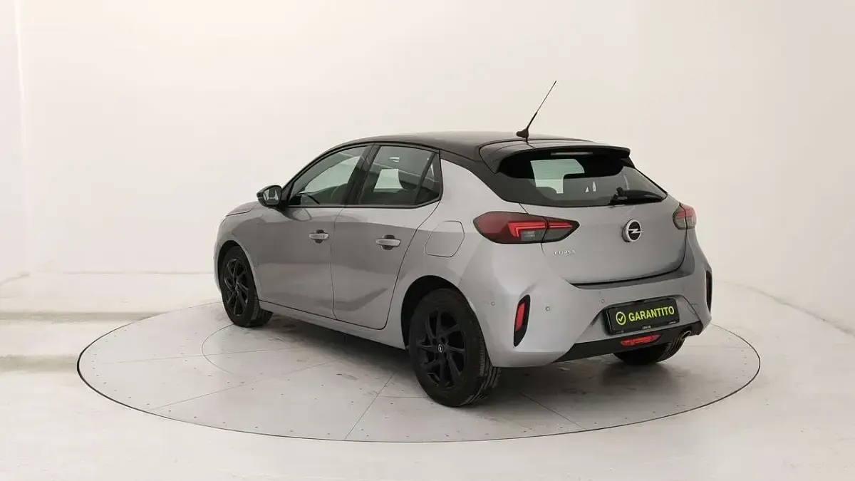 Usata Opel Corsa GS Line 101 CV (74 kW) 2022 Grigio metallizzato Utilitaria