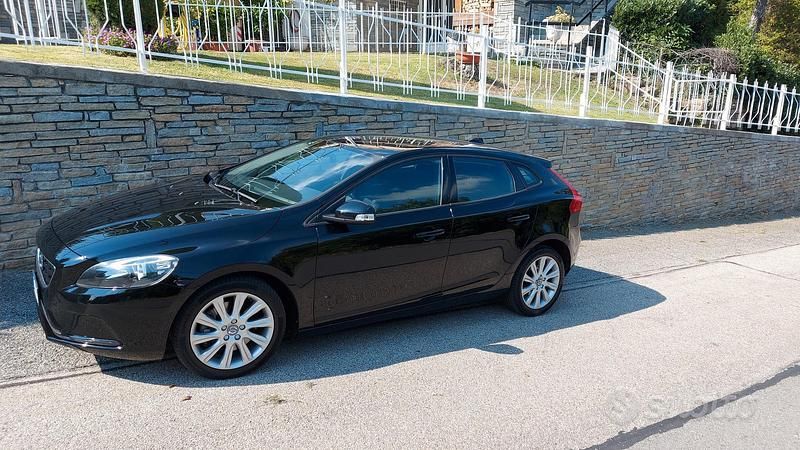 Usata Volvo V40 Momentum 120 CV (88 kW) 2016 Nero Berlina