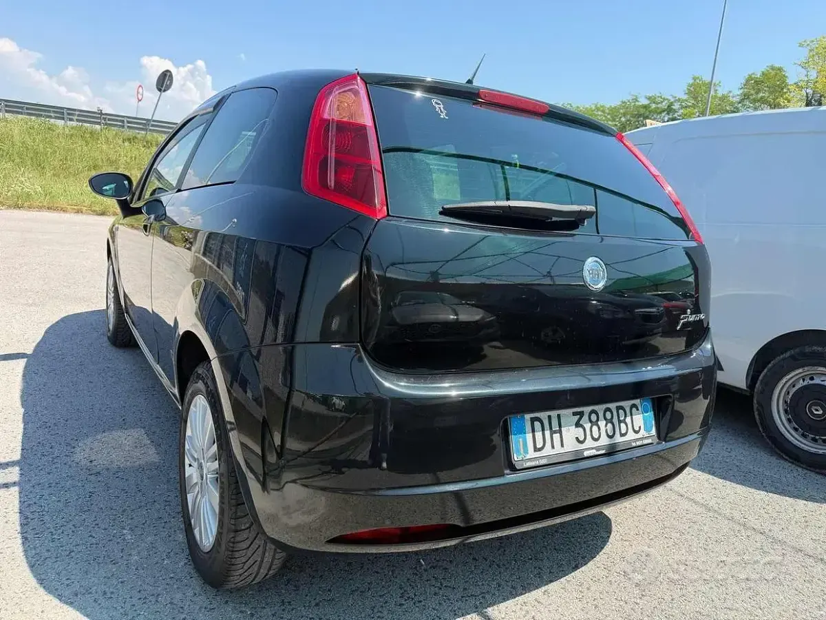 Usata Fiat Grande Punto Dynamic 77 CV (56 kW) 2007 Nero Utilitaria