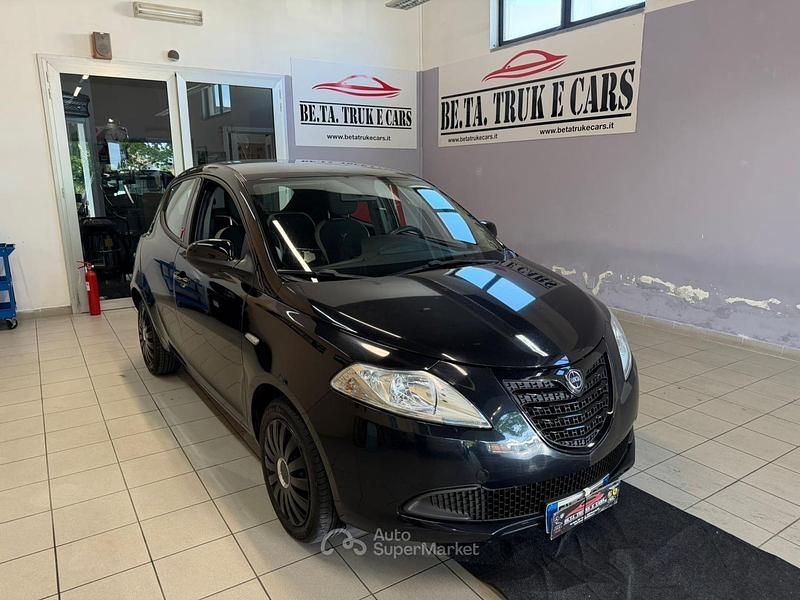 Usata Lancia Ypsilon 69 CV (50 kW) 2015 Nero Utilitaria