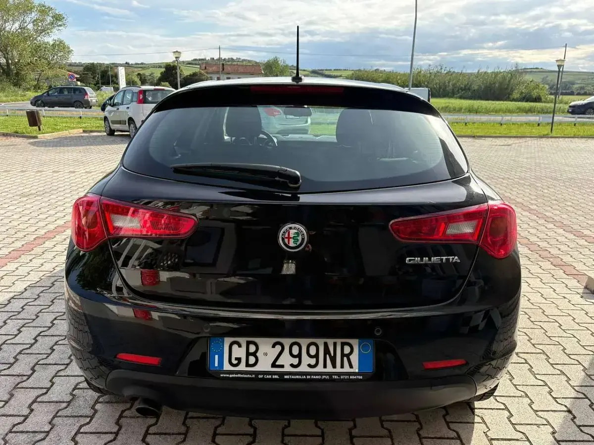 Second-hand Alfa Romeo Giulietta 120 CP (88 kW) 2018 Negru Hatchback