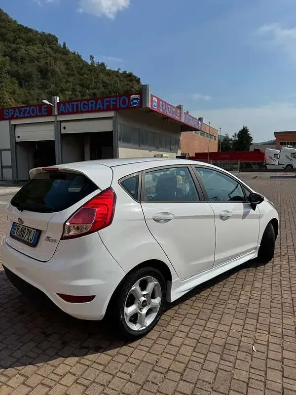 Usata Ford Fiesta 60 CV (44 kW) 2014 Bianco Utilitaria