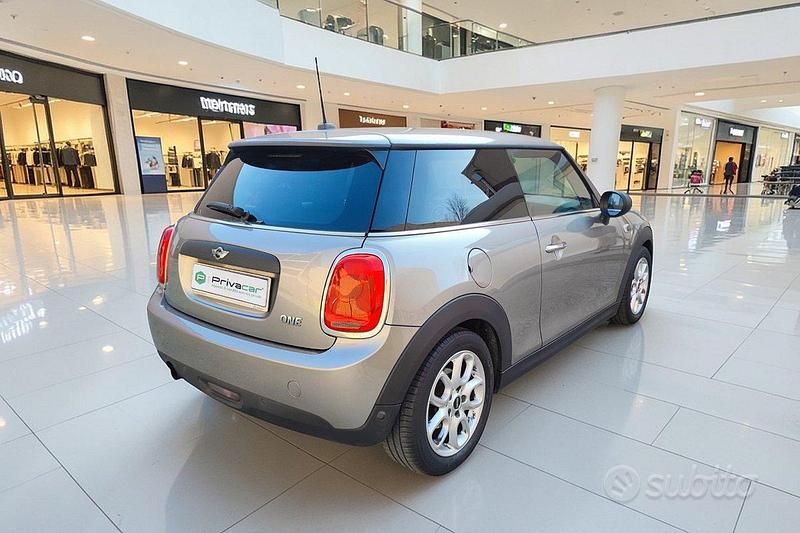 Usata Mini ONE 102 CV (75 kW) 2017 Grigio Utilitaria