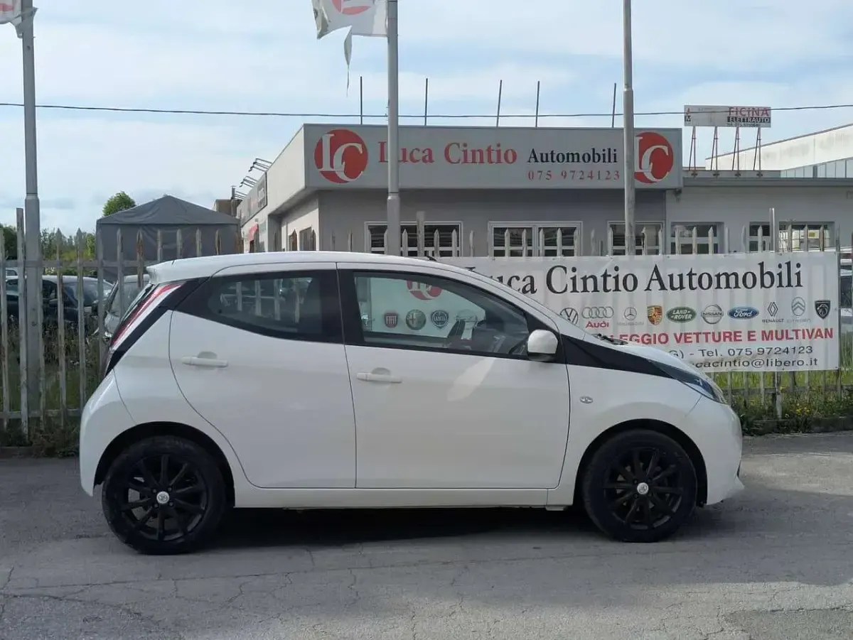 Begagnad Toyota Aygo X-wave 69 HK (50 kW) 2016 Vit Halvkombi