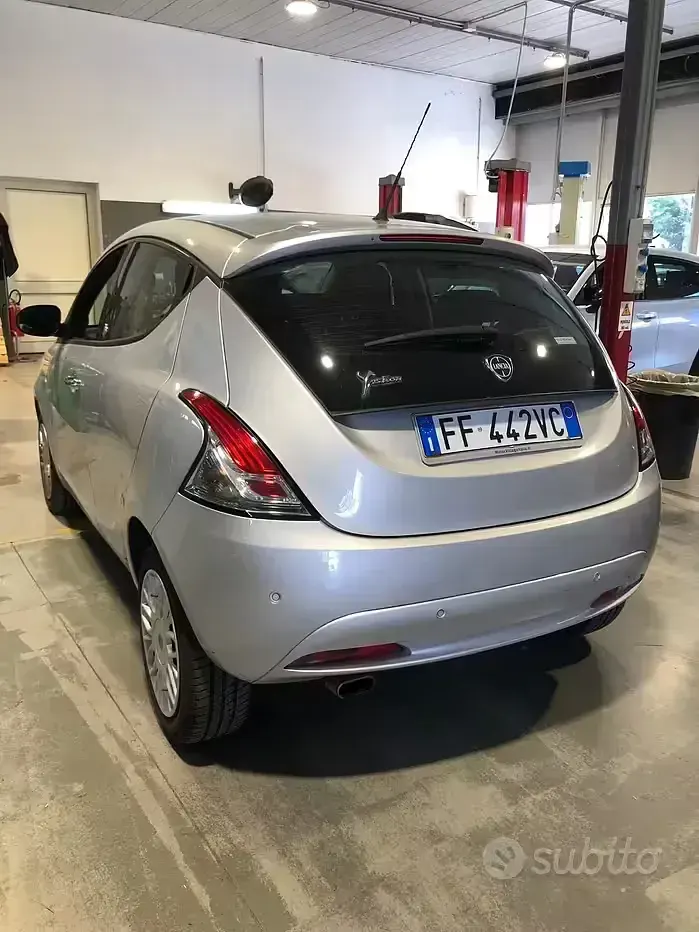 Usata Lancia Ypsilon 69 CV (50 kW) 2016 Grigio Utilitaria