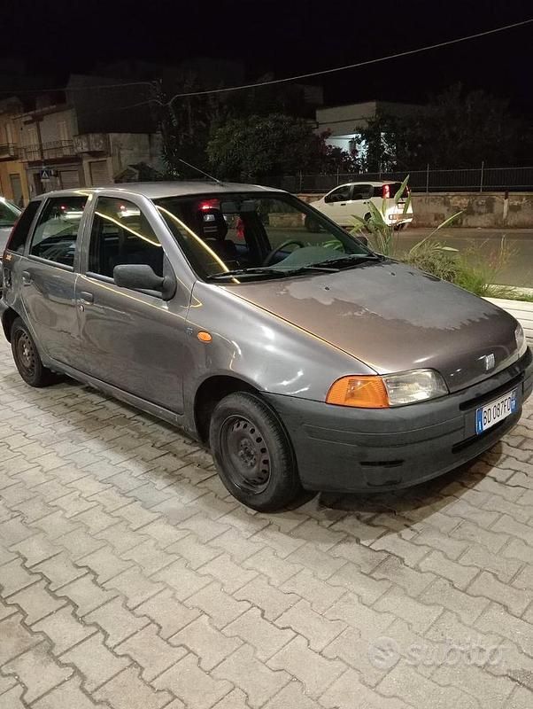 Grigio Usata 1999 Fiat Punto Tre volumi | 1300 € - Immagine 1/4