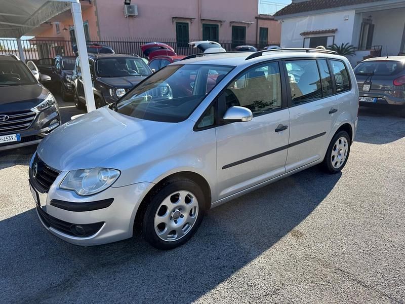 Argento Usata 2007 VW Touran Trendline Monovolume | 3500 € (Buon prezzo) - Immagine 1/4