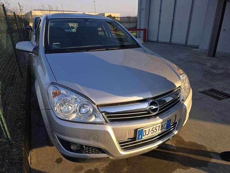 Grigio Usata 2007 Opel Astra Cosmo Tre volumi | 2850 € (Buon prezzo) - Immagine 1/4