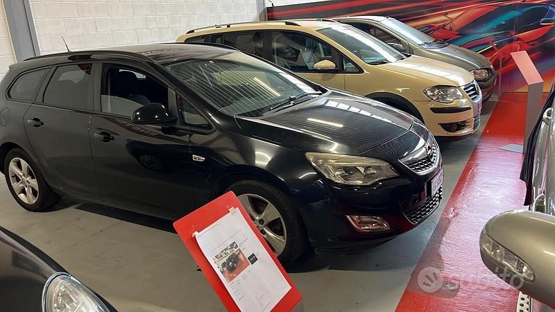 Usata Opel Astra 110 CV (80 kW) 2011 Nero Station wagon