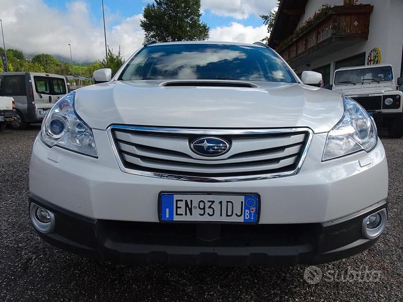 Usata Subaru Outback Trend 150 CV (110 kW) 2012 Bianco Station wagon