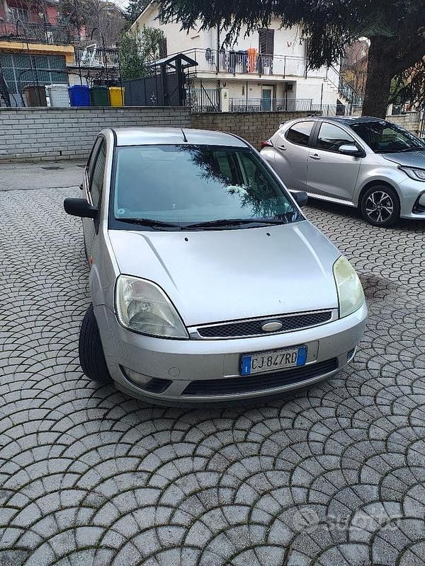 Usata Ford Fiesta Ghia 68 CV (50 kW) 2004 Grigio Utilitaria
