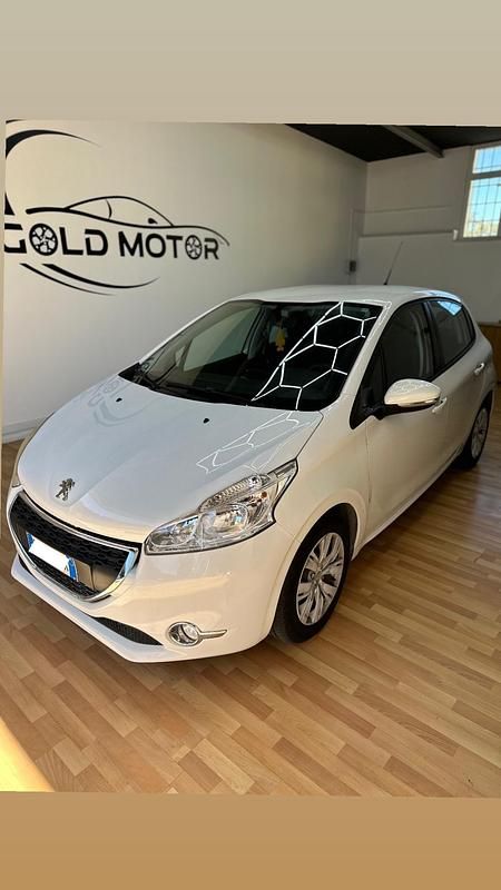 Bianco Usata 2014 Peugeot 208 Active Due volumi | 5797 € (Buon prezzo) - Immagine 1/4
