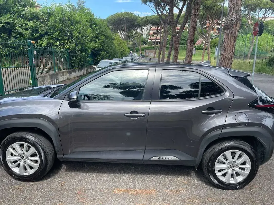 Usata Toyota Yaris Cross Active 92 CV (67 kW) 2022 Grigio SUV