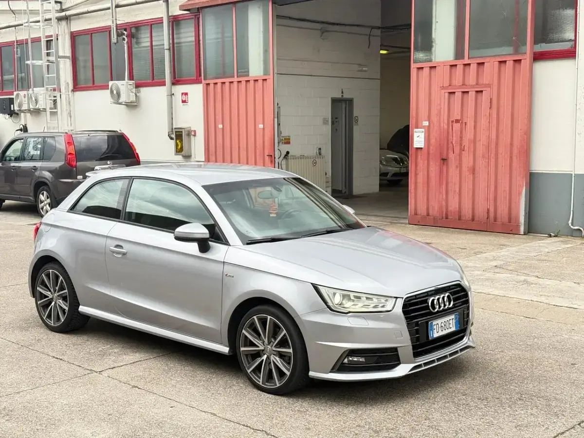 Usata Audi A1 Design 116 CV (85 kW) 2016 Argento Utilitaria