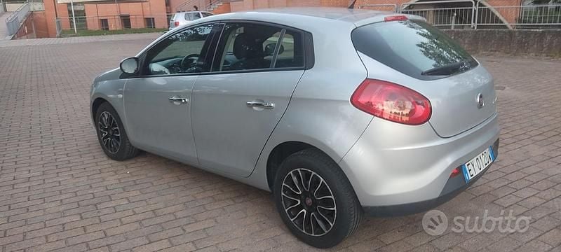 Argento Usata 2015 Fiat Bravo Easy Due volumi | 5000 € (Buon prezzo) - Immagine 1/4
