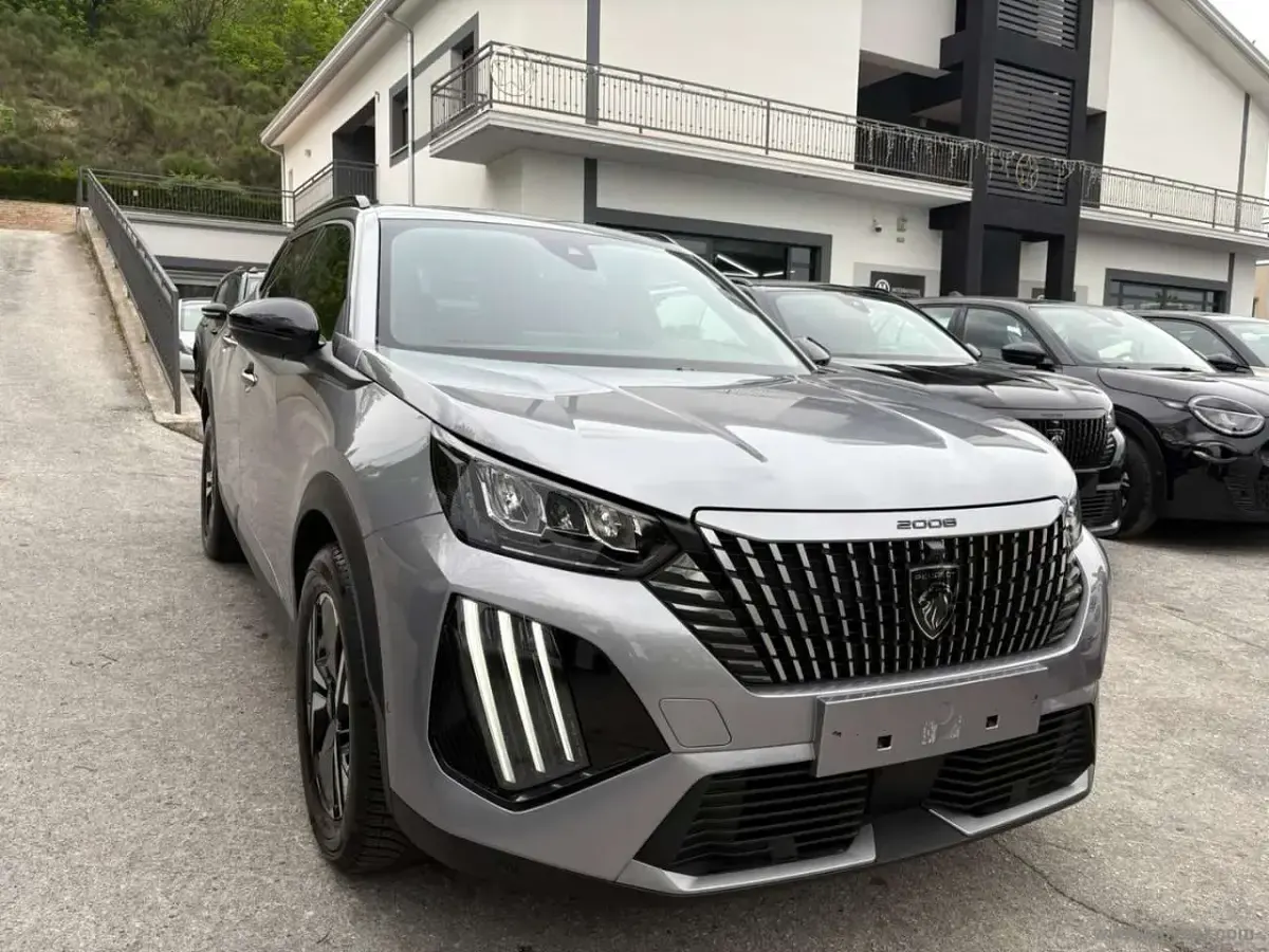 Usata Peugeot 2008 Allure 102 CV (75 kW) 2025 Grigio SUV