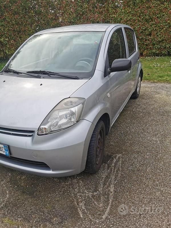 Usata Daihatsu Sirion 69 CV (50 kW) 2005 Argento Utilitaria
