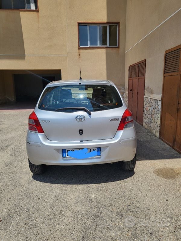 Usata Toyota Yaris 65 CV (47 kW) 2010 Grigio Utilitaria