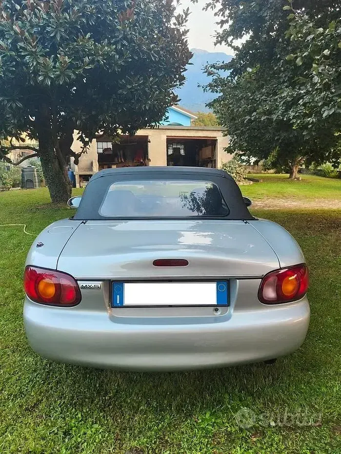 Usata Mazda MX5 110 CV (80 kW) 1999 Grigio Cabrio