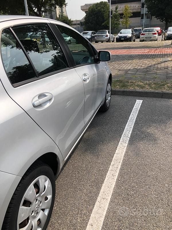Usata Toyota Yaris 69 CV (50 kW) 2005 Grigio Utilitaria