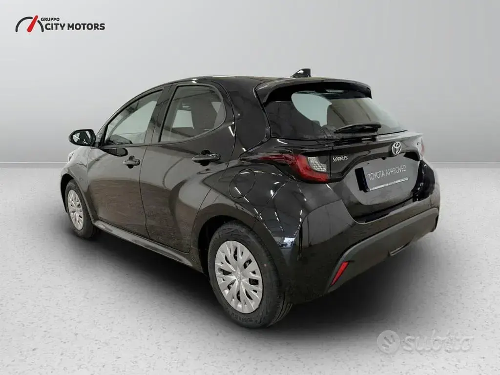 Ny Toyota Yaris Hybrid Active 116 HK (85 kW) 2026 Svart Sedan