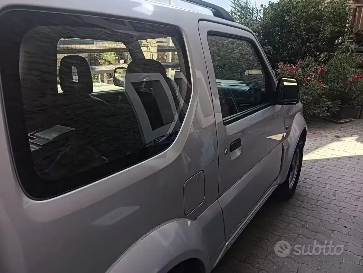 Usata Suzuki Jimny 65 CV (47 kW) 2005 Grigio SUV
