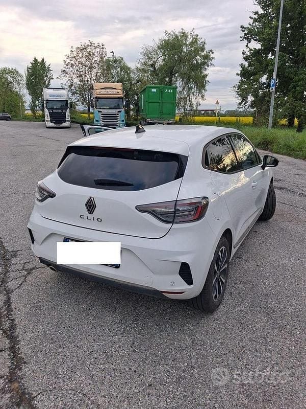 Usado Renault Clio V 116 HP (85 kW) 2025 Branco Sedan