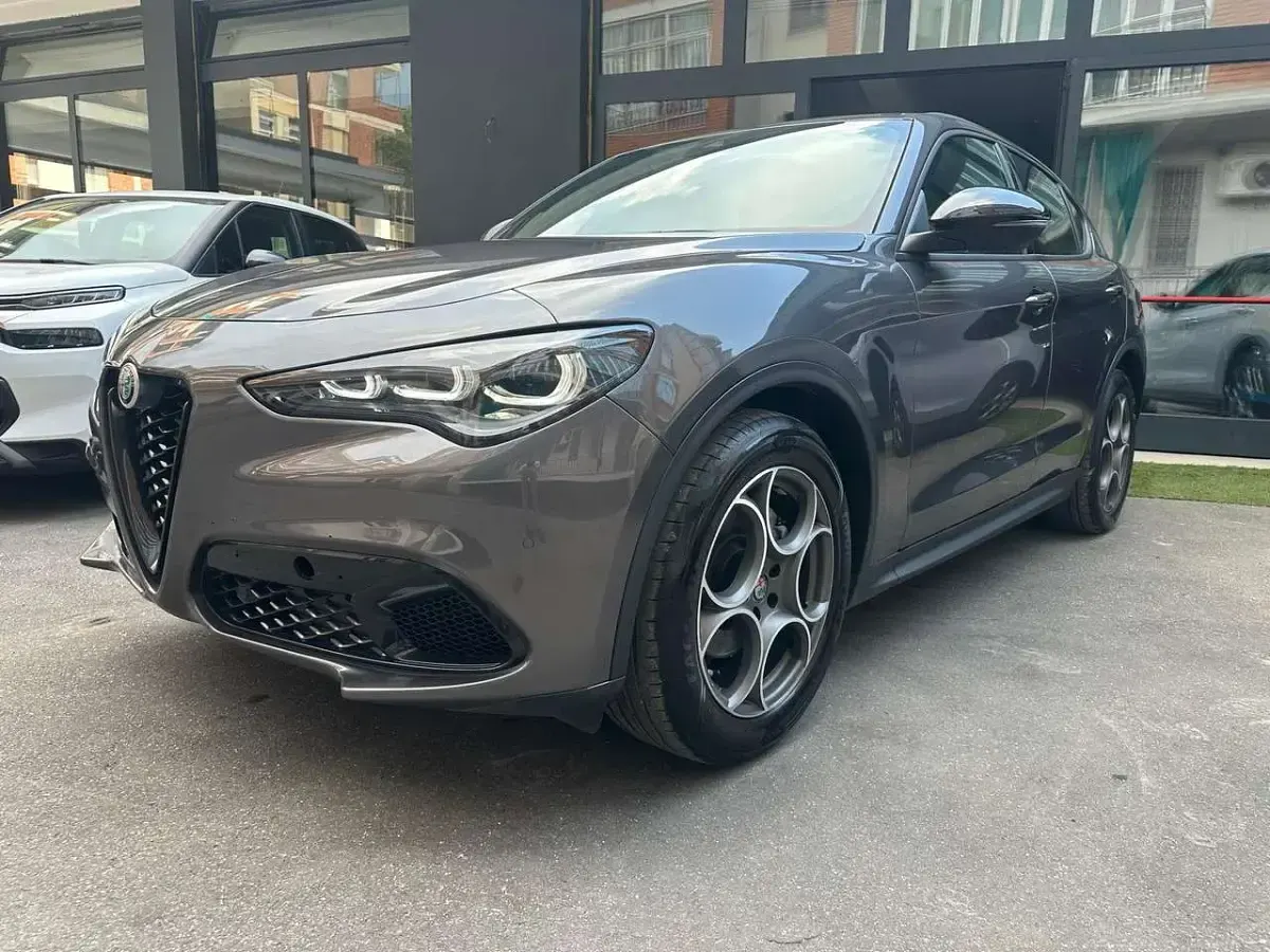 Usata Alfa Romeo Stelvio Sprint 160 CV (117 kW) 2024 5ce grigio SUV