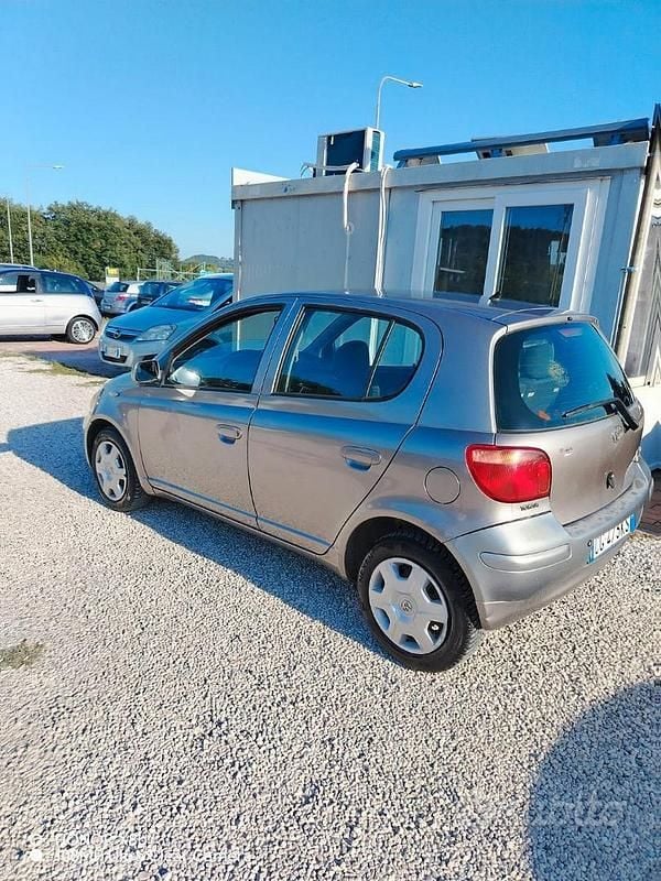Usata Toyota Yaris 68 CV (50 kW) 2003 Grigio Berlina