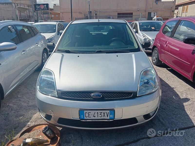 Usata Ford Fiesta Zetec 80 CV (58 kW) 2003 Grigio Utilitaria