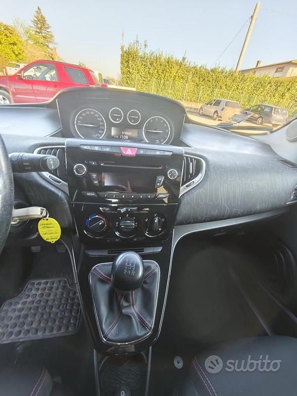 Usata Lancia Ypsilon Platinum 69 CV (50 kW) 2014 Blu Utilitaria