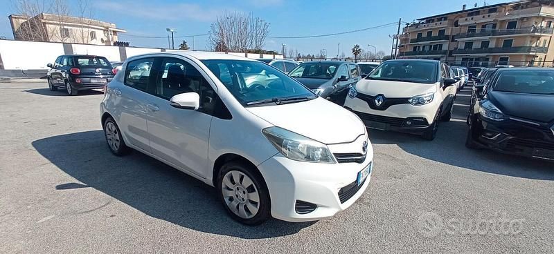 Usata Toyota Yaris 69 CV (50 kW) 2013 Bianco Utilitaria