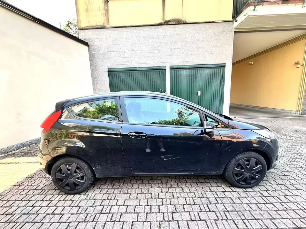 Usata Ford Fiesta 82 CV (60 kW) 2011 Nero Berlina