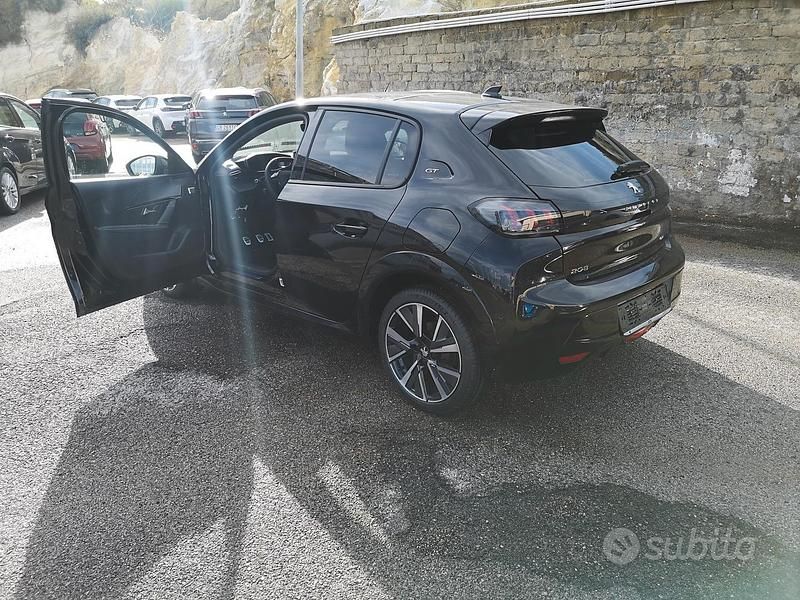 Usata Peugeot 208 GT-line 102 CV (75 kW) 2023 Nero Utilitaria
