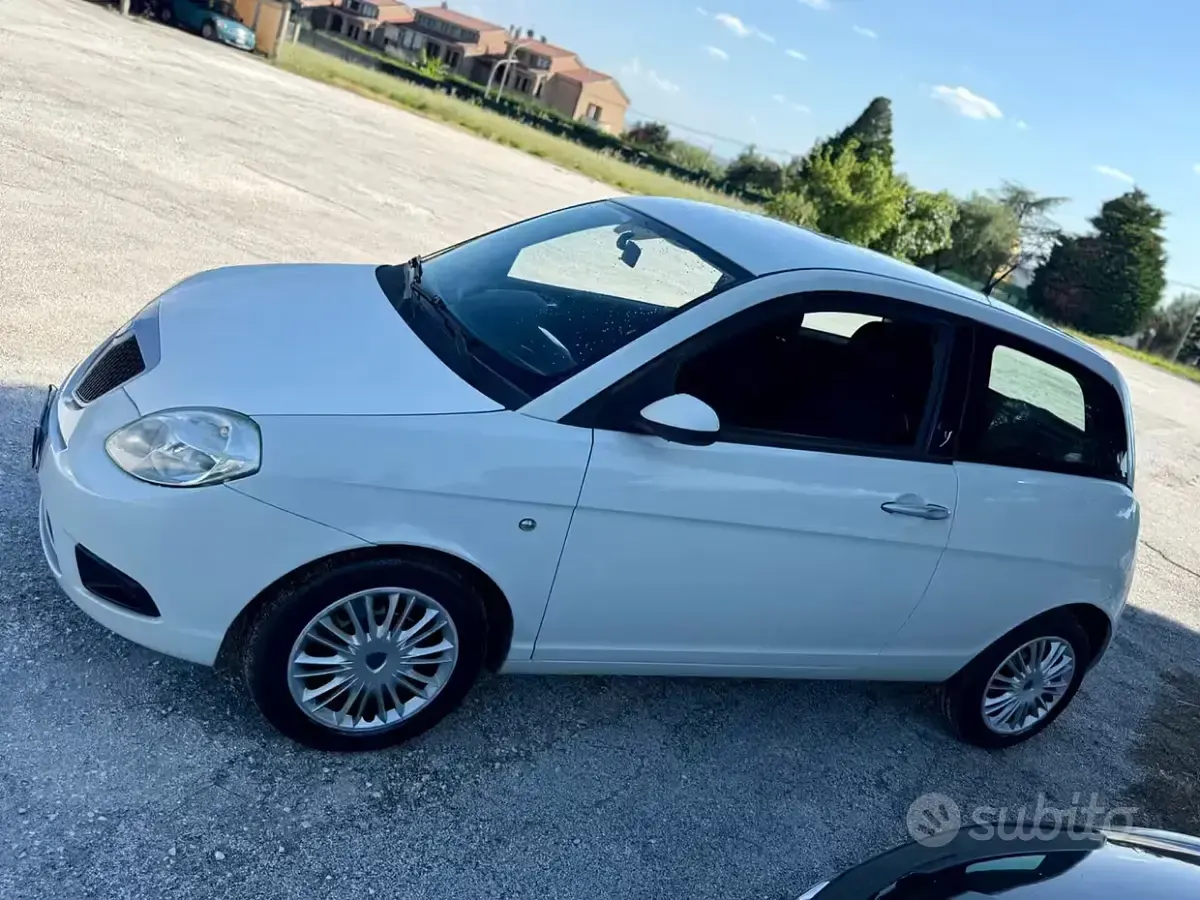 Usata Lancia Ypsilon 60 CV (44 kW) 2010 Bianco Utilitaria
