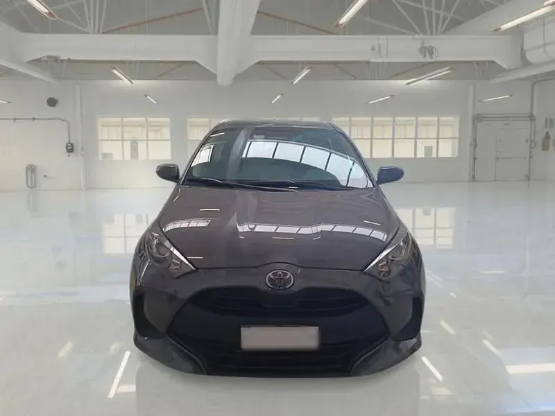 Usata Toyota Yaris Hybrid Active 92 CV (67 kW) 2025 Grigio Berlina