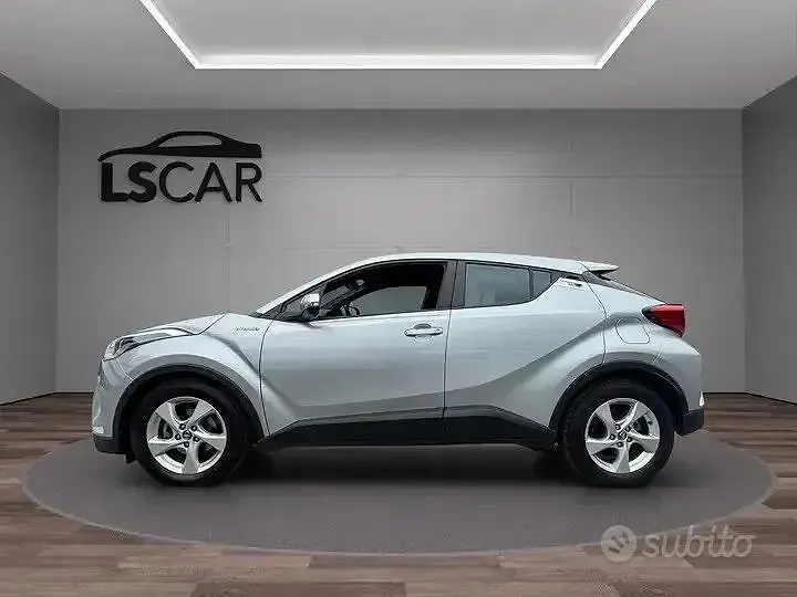 Begagnad Toyota C-HR Active 116 HK (85 kW) 2018 Grå SUV