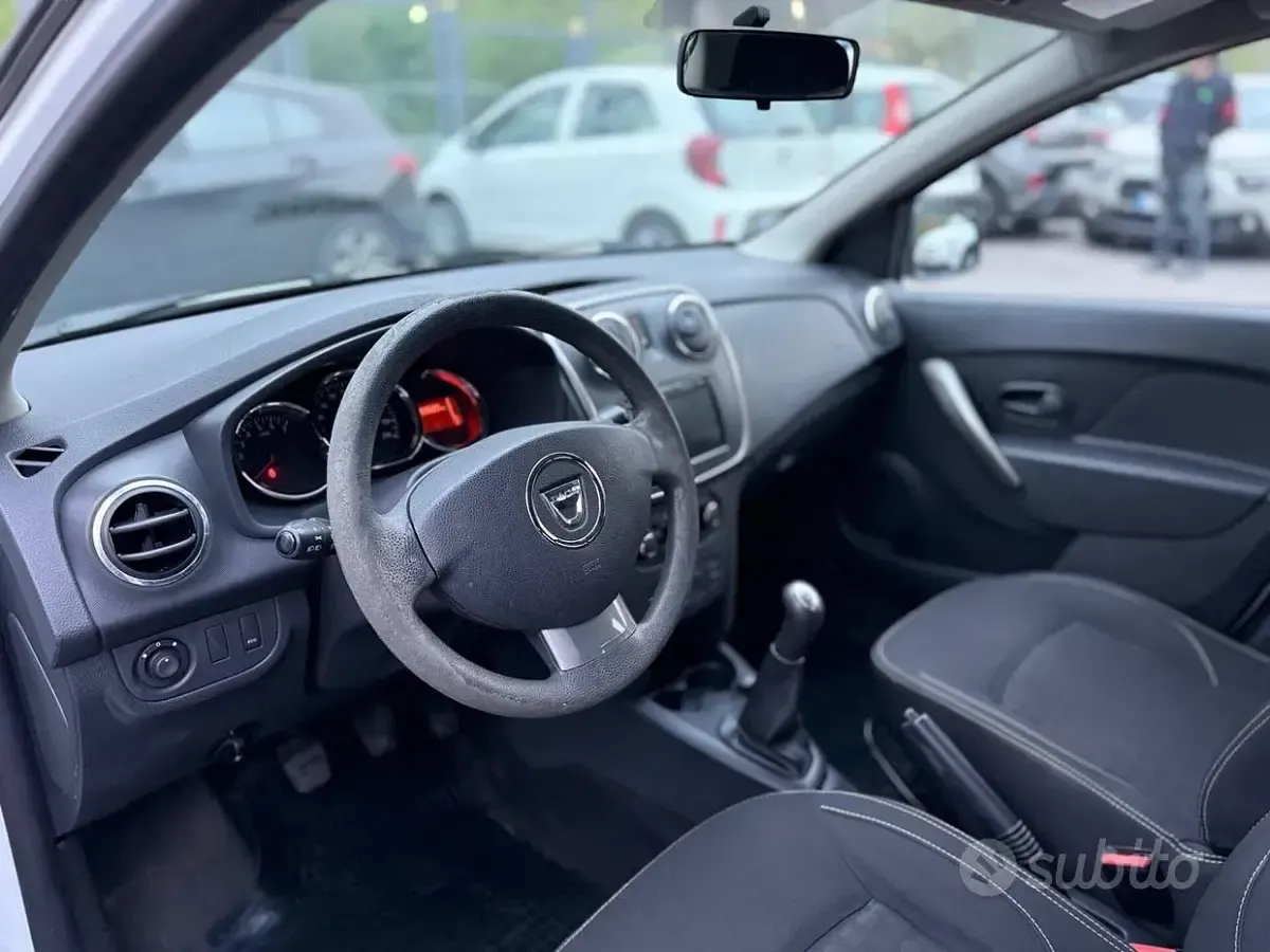 Usata Dacia Sandero Lauréate 75 CV (55 kW) 2013 Bianco Berlina