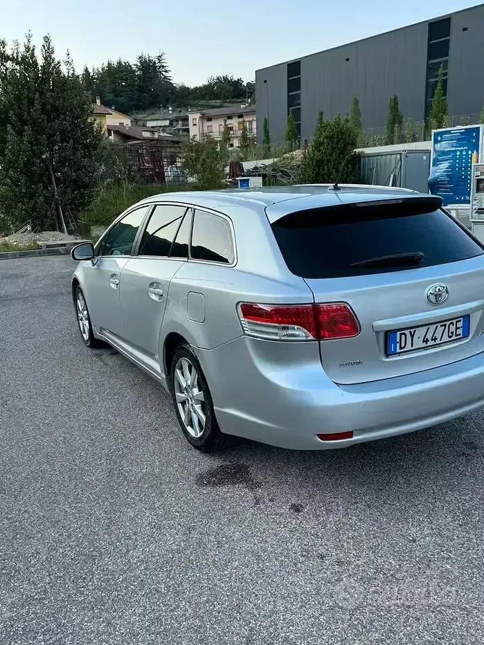 Usata Toyota Avensis Executive 126 CV (92 kW) 2009 Grigio Station wagon