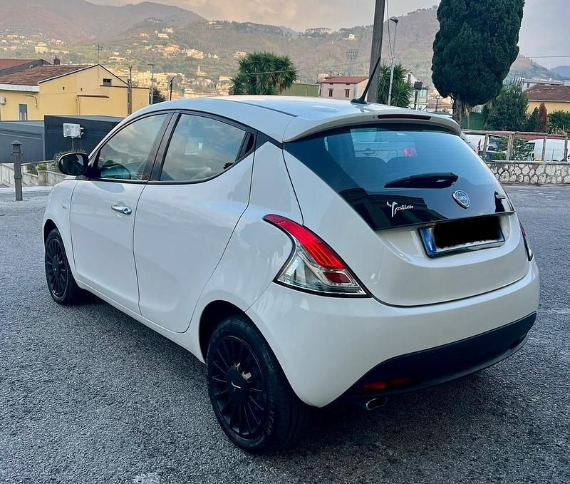 Usata Lancia Ypsilon 69 CV (50 kW) 2023 Bianco Utilitaria
