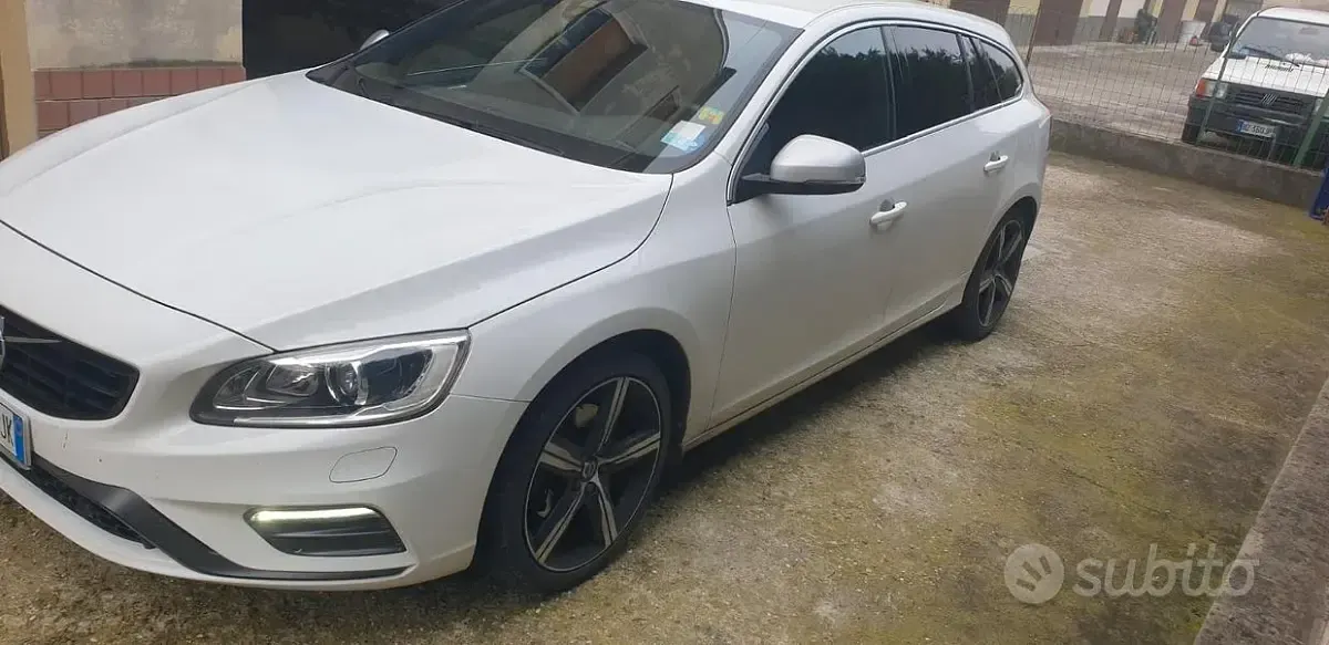 Usata Volvo V60 R-Design 150 CV (110 kW) 2016 Bianco Station wagon