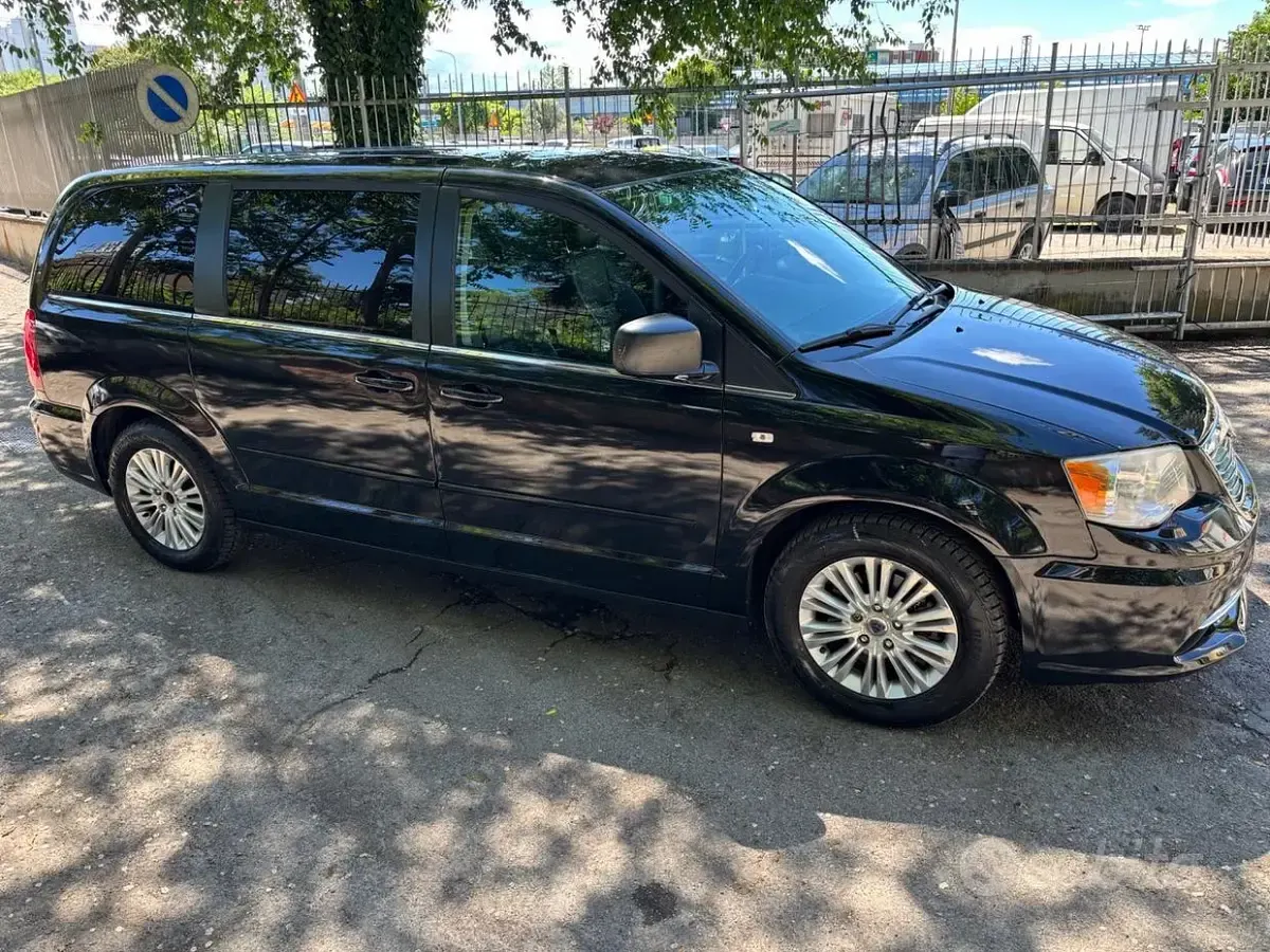 Usata Lancia Voyager Silver 177 CV (130 kW) 2014 Nero Monovolume