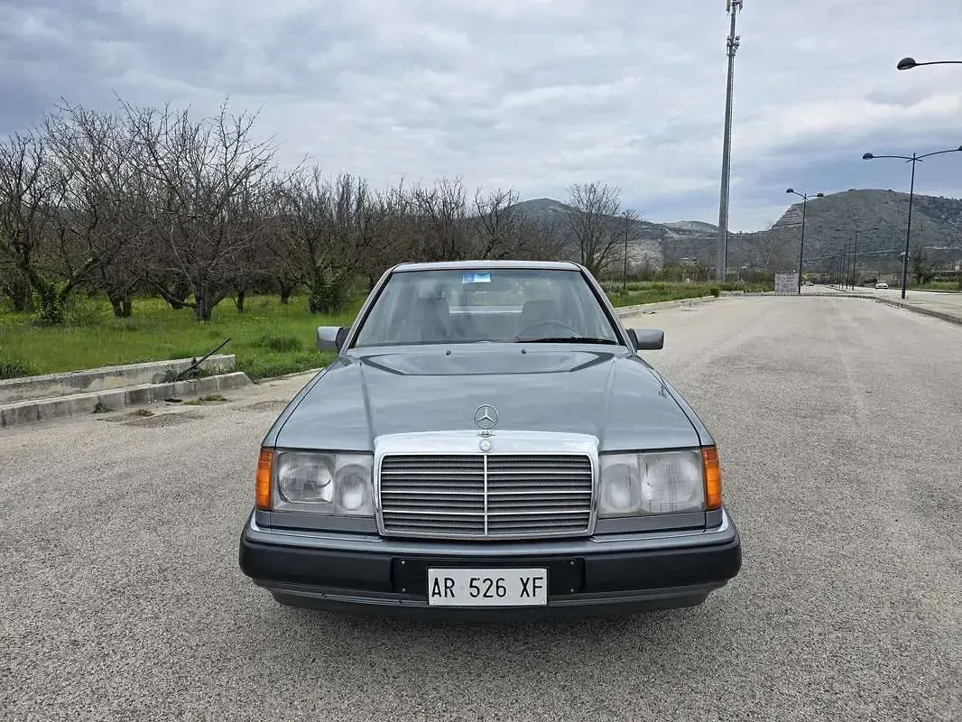 Usata Mercedes E300 220 CV (161 kW) 1990 Grigio Berlina